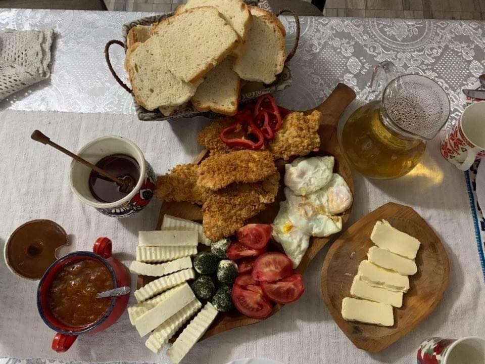 Pensiunea Casa Godja Văleni Exteriör bild